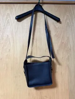 黒いショルダーバッグ