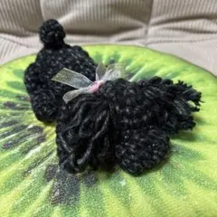 あみぐるみ　トイプードル　犬　ブラックミックス　リボン　飾り　ふせのサムネイル