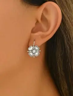 シルバーパールフラワーデザインピアス　可愛い　お洒落　個性的　カジュアル　新品