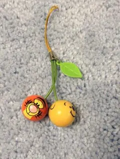 東京ディズニーランド　お土産　プーさん　ティガー　さくらんぼ　ストラップ