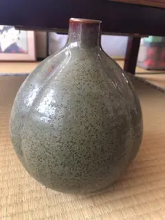 緑色の丸みを帯びた花瓶