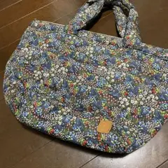 ROOTOTEの小花柄トートバッグ R.のロゴ付き