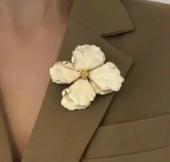 【新品】フラワー　ブローチ　お花　ゴールド