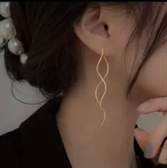 ゴールドカラー ウェーブ ロングピアス
