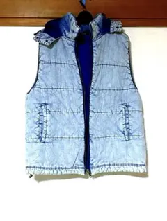 フード付きブルーとネイビーのダウンベスト
