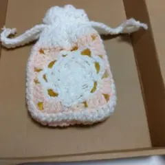 かぎ針編みのピンクと白のポーチ