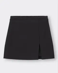 【GU】ローウエストスリットミニスカパン+E 黒