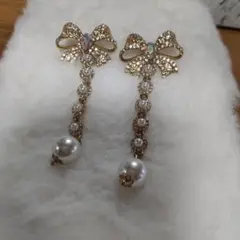 キラキラリボン型パールピアス