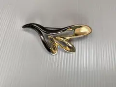 流線型の金属製ブローチ
