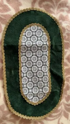 緑色と白のレーステーブルクロス