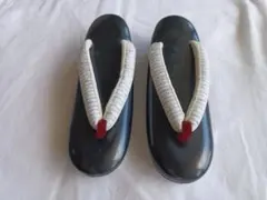 黒地 白鼻緒 前坪赤のモダンな草履