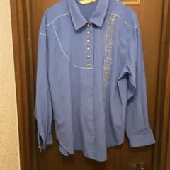 音楽刺繍の青い長袖シャツ