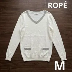 きれいめROPÉチェーン装飾 Vネック 長袖ニット アイボリー系 M ロペ　上品のサムネイル