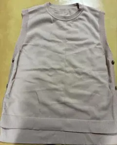 ベージュ ノースリーブ ニットベスト サイドボタン付き