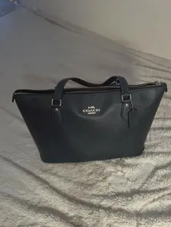 COACH ゴールド金具 ロゴ レザー チャーム付 トートバック ネイビー