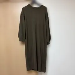 Samantha Mos 2 カーキ色のニットワンピース 長袖 スリット入り