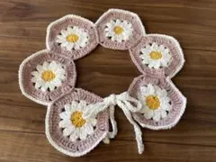 花モチーフ付け襟　首周り約30cm 紐で調節可能　くすみピンク　マーガレット模様
