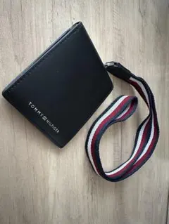 【美品】TOMMY HILFIGER 二つ折り財布 ストラップ付のサムネイル