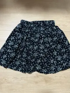 キュロットスカート黒地に白い花柄 140