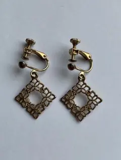 花模様 透かしデザイン イヤリング