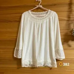 レース付きホワイト長袖トップス