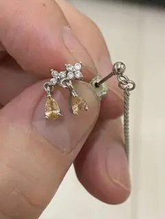 イエロークリスタル ドロップ型ピアス チェーン付き