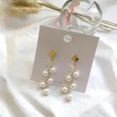 ★美品！ パールの小枝ピアス 不規則 揺れる オシャレ エレガント 可愛い