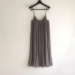 NOBLE ノーブル　ギャザープリーツロングストラップキャミワンピース　グレー