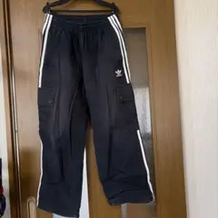 adidas ブラック カーゴパンツ サイドストライプ
