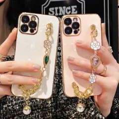 iphone15pro ケース　お花形のチェーン 白iphone ケース