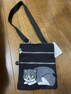 猫刺繍の黒いサコッシュバッグ