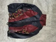 ナイロンジャケット 黒とワインレッド