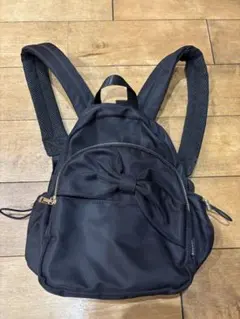 リボン付き黒ナイロンリュック