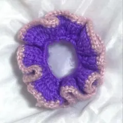 フリル付き紫とベージュのシュシュ