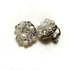 パールとクリスタルのフラワー型イヤリング