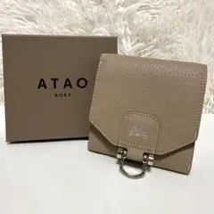 ATAOロトロ二つ折りレザー財布グレージュ馬車ロゴ - メルカリ