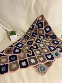 手編みグラニースクエアブランケット　マルチカバー・敷物・膝掛け等に