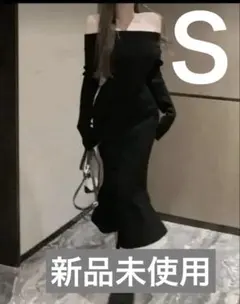 オフショルダー黒ニットワンピース