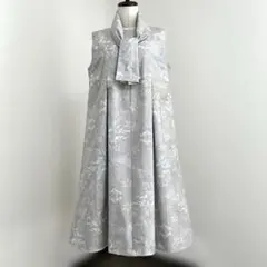 着物リメイク☆紬フレアーワンピース☆正絹木々花柄白グレー☆バイヤス仕立て☆ 着物リメイク☆紬フレアーワンピース☆正絹木々花柄白グレー☆バイヤス