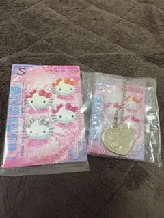 ハローキティ ラブandベリーコラボハート型キーホルダー