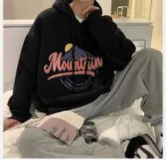 【新品】ユニセックス　パーカー　マウンテン　プリント　フード　ポケット付き　黒