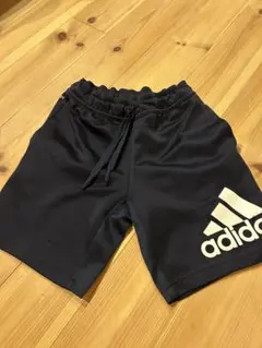 adidas 黒 ハーフパンツ ロゴ入り130