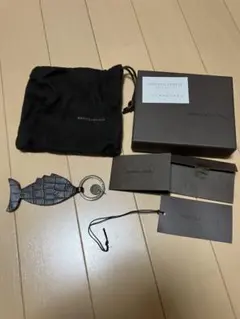 BOTTEGA VENETA 魚型 キーリング ダークブラウン　型押し　未使用のサムネイル