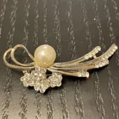 パール&ラインストーン　ブローチ　メッキ品　シルバーカラー　レディース