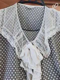 水玉模様のフリル長袖ブラウス