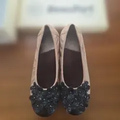 BeauFort フラットパンプス 花モチーフ ベージュ ブラックのサムネイル