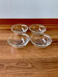 【パイレックス】足付きかわいいガラスボウル4個のサムネイル