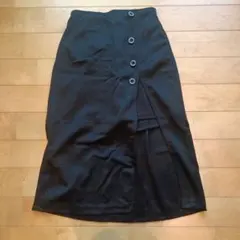 黒 ボタン付きタイトスカート