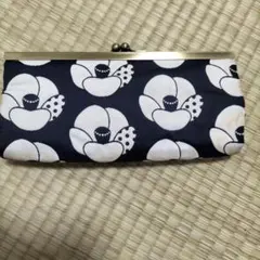 花柄がま口財布 ネイビーとホワイト