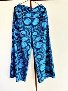 青色葉柄カジュアルパンツ　おしゃれ